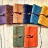 Petits carnets A6 en liège, papier 90g intérieur, couleurs diverses.