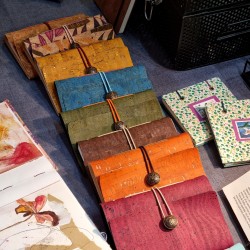Petits carnets A6 en liège, papier 90g intérieur, couleurs diverses.
