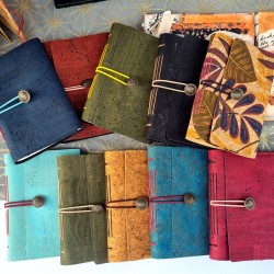 Petits carnets A6 en liège, papier 90g intérieur, couleurs diverses.
