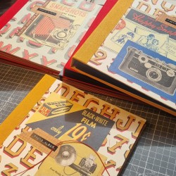 Album photo carré artisanal vintage camera papiers divers