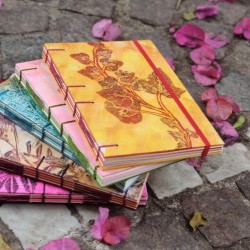 Carnet de note A5 type discret, couture copte, papiers fait main en gelli printing