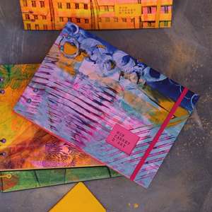 Pas juste un carnet. Une pièce vivante entre tes mains.🤩🙌🏼

Des couleurs qui vibrent, une matière qui respire.

Ces couvertures sont réalisées en papier à la colle, une technique où rien n’est figé. Les pigments sont travaillés directement dans la colle, puis manipulés avec des outils, des gestes, des rythmes… jusqu’à ce que le motif apparaisse. Pas imprimé. Pas répété. Juste révélé.

Chaque carnet que tu vois ici est absolument unique.
Les textures, les accidents, les superpositions de couleurs — tout raconte un moment précis de création.

À l’intérieur, un papier aquarelle 300g, 100% coton, pensé pour accueillir toutes tes idées : peinture, encre, croquis… sans compromis.

C’est un travail lent, physique, presque instinctif.
Un dialogue entre la main et la matière.

Si tu cherches un objet qui ne ressemble à aucun autre, qui porte une vraie histoire…
Ces pièces sont faites pour toi.

Disponible en quantité limitée.
Envoie-moi un message pour réserver le tien.

#papieralacolle #reliureartisanale #faitmain #creationunique #aquarelle