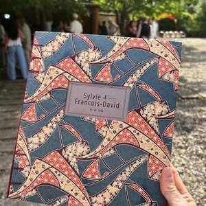 ✨ Parfois, le plus beau moment n'est pas quand je termine un livre d'or dans mon atelier.
C'est quand ma cliente m'envoie une photo comme celle-ci, juste avant que la fête commence. 💛

Celui-ci a été réalisé pour Sylvie et François-David, puis confié à la sœur du marié, qui m'a fait le plaisir de partager ce petit instant.

J'aime imaginer les pages encore vierges, prêtes à accueillir les mots tendres, les anecdotes, les dessins improvisés et tous ces souvenirs que l'on relira dans quelques années.

Parce qu'au fond, un livre d'or n'est jamais vraiment terminé quand il quitte mon atelier. C'est là que son histoire commence. ✨

#LivreDor #LivreDorMariage #ReliureArtisanale #FaitMain #Mariage PliéPapeterie