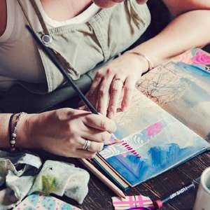 Ces derniers jours, je porte beaucoup de frustration. La grippe m’a clouée au mauvais moment : en pleine période de production de Noël. Une semaine à ralentir, à annuler, à regarder passer une période habituellement si intense. Même si l’année a été belle côté business, rater Noël, ça pique.
À la maison aussi, tout est resté en pause. Quand le corps dit stop, tout s’arrête.
Aujourd’hui, j’ai eu le choix : m’enfermer dans la frustration ou créer. J’ai choisi de dessiner. Avec ma fille, côte à côte, pinceaux en main. Un après-midi de peinture, de calme, de douceur.
Créer m’a apaisée. L’art, c’est peut-être mon vrai médicament quand ça ne va pas.
Et toi, qu’est-ce qui t’aide quand le moral vacille ? 💛🎨

Photo @bejoyfood 

#VieDeCréatrice #noelartisanal #noel2025