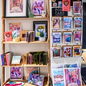 J’ai vu surgir la tête de Bruno à ma fenêtre, comme une apparition discrète. Il a hésité un instant, puis il est entré, simplement, pour me demander s’il pouvait me photographier dans mon atelier. Presque aussitôt, il a tenu à préciser qu’il ne demandait rien en retour :
« Vous travaillez, et par votre travail vous me payez déjà la retraite. Cela me suffit amplement. »

Avec une grande humilité, beaucoup de respect et une curiosité sincère, il est revenu un autre jour pour capter de très belles images, qu’il a ensuite partagées sur son Facebook. Je n’avais pas le temps, entre deux ateliers, de lui raconter tout mon chemin. Alors, en silence, il est allé recueillir les fragments de mon histoire sur mon site, sur Instagram, ailleurs encore, pour habiller ses photos d’un texte délicat et juste.

Merci infiniment, Bruno. Ces rencontres rares, simples et lumineuses, me réchauffent le cœur longtemps après. ✨

Photos: @brunodenise54

#reportage #atelierdartiste #PortraitAuthentique #portraitdartiste #photogram