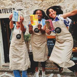 Ces dernières semaines ont été bien remplies ✨
Beaucoup d’ateliers, beaucoup de rencontres… et heureusement, j’ai pensé à prendre quelques photos de toutes ces belles créations reparties entre les mains de leurs auteur·ices 💛

À chaque atelier, il se passe quelque chose de précieux.
On vient pour créer, mais aussi pour partager, échanger, raconter un peu de soi.
On rigole, parfois on doute, parfois on se frustre aussi… puis on se surprend.

Et surtout, on réapprend ensemble que l’art n’a pas besoin d’être parfait pour être beau, vivant et sincère ✨

Merci à toutes les personnes passées à l’atelier ces dernières semaines pour votre confiance, votre curiosité et tous ces moments riches que vous laissez derrière vous 🌿

#ateliercreatif #gelliprinting #arttherapiecreative #atelierartistique #creationartisanale impressionartistique artisanalfrancais antibes cotedazur artistesoninstagram