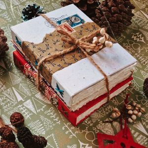 Je me suis levée avec une idée précise! Faire cette photo 😅 Je voulais assembler mes carnets papier fait main dans un joli cadre "cadeau de Noël" pourquoi ? Simplement parce que je pense qu'ils sont vraiment un noble objet à offrir aux âmes sensibles. 

#cadeaunoel #noel2022 #cadeauxnoel #christmasmood #christmasgifts #cadeaufaitmain #noelfaitmain #ideescadeaux #noelinspiration #inspirationnoel #christmasinspiration #christmastime #
