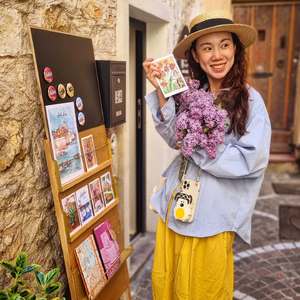 Nouveau presentoir fait maison et les touristes qui s'arrêtent déjà regarder mes créations 😍. 
#boutiquedartisanat #boutique #ateliersdartistes #ateliercreatif #boutiqueatelier #boutiqueowner #postcards #antibes #antibesfrance