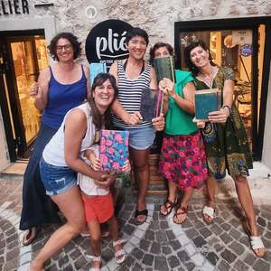 ✨ Atelier créatif chez Plié ✨
Un immense merci à toutes les participantes de cet atelier d’initiation à la reliure artisanale ! 🌈📚 Quelle belle énergie, de la bonne humeur, des mains pleines d’encre, et surtout… des carnets faits main qui n’attendent plus qu’à être remplis 🖋️💫

💥 Prochain rendez-vous : vendredi 26 septembre à 17h !
Viens découvrir le Gelli printing, une technique ludique, colorée et accessible à tous pour créer des impressions uniques. Aucune expérience nécessaire, juste l’envie de t’amuser et de repartir avec tes propres créations imprimées 🎨✨

📍Infos & réservations : 06 52 15 58 57 
📍Lieu : Atelier Plié – Papeterie artisanale
📅 Atelier Gelli Printing – Vendredi 26 septembre à 17h
🎟️ Places limitées, pense à réserver !

À très vite à l’atelier 💛