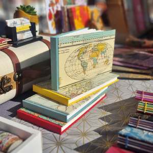 Cette année, faites le choix du local et du fait main pour vos cadeaux de fête 🎄 🙏🏼🥰
En soutenant les artisans, vous encouragez un savoir-faire authentique et contribuez à faire vivre votre communauté.
Je vous propose mes carnets fabriqués à la main, chaque pièce pensée, découpée et assemblée avec attention.
Un cadeau original, durable, et chargé d’âme — parfait pour faire plaisir en offrant quelque chose d’unique.