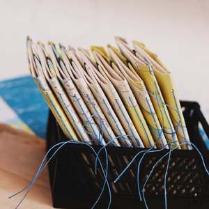 Ces petits carnets sont faits à la main à partir de vraies cartes maritimes récupérées. La couverture est pliée façon origami, ce qui crée des petites pochettes à l’intérieur, super pratiques pour ranger des petits papiers. La fermeture ressemble à celle d’une enveloppe, simple et jolie. Chaque carnet est unique et a son propre bout d’histoire. Collé sur la couverture,  vous trouverez de timbres nautiques chiné en Argentine. 

#CarnetFaitMain
#cadeauoriginal #cartesmaritimes