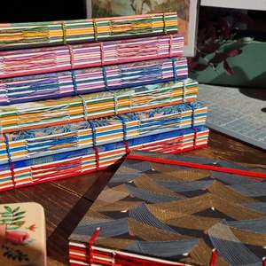 ✨ Journée à coudre, fil après fil…
Et la plus belle récompense, c’est ce moment où tout prend vie : les textures, les couleurs, les petits détails qui racontent une histoire.

J’ai profité d’un rayon de soleil qui s’est glissé par la fenêtre pour capturer tout ça ☀️
C’est simple, mais c’est exactement ce que j’aime.

Vous aimez voir les coulisses de création ? 💬

#faitmain #artisanat #creatif #carnet #handmade slowmade passioncreation atelier couleurs instacraft