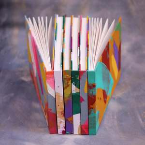 Une collection qui s’installe !
Chaque carnet révèle une couverture travaillée à la spatule, où les couleurs se superposent comme de petites touches d’inspiration. À l’intérieur, un papier multi-techniques accompagne toutes les envies : croquis, peinture légère, notes créatives… Un modèle pensé pour celles et ceux qui aiment laisser l’art guider leurs idées, au fil des pages.

#CarnetArtistique #CréationManuelle #InspirationColorée