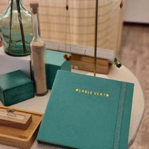 Un petit cadeau pour une grande étape ✨
J’ai offert ce carnet à une amie qui poursuit son activité avec passion depuis longtemps, et qui a désormais installé sa boutique Sable Vert dans la rue Fersen, tout près de mon atelier.
C’est inspirant d’être entourée de créatrices engagées et talentueuses 💚

Si vous passez par Antibes, allez découvrir son univers : délicat, poétique et plein de belles trouvailles.
Longue vie à @sablevert 🌿 

Le carnet garde les couleurs de sa marque et la dorure au milieu rappelle ses colliers! 

#carnetpersonnalisé #CarnetsFaitsMain #surmesure