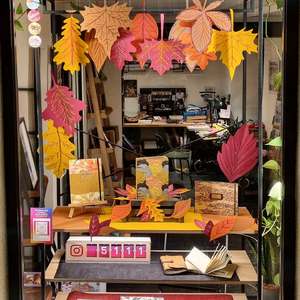 Les feuilles tombent, les mots se posent... 🍁
J’ai habillé ma vitrine aux couleurs de l’automne, avec du papier, des ciseaux, des crayons et beaucoup de cœur.
Les carnets n’attendent plus que vos pensées, vos secrets, vos envies de saison.
Passez dire bonjour, ou laissez-vous juste porter par les couleurs 🍂✨
#automnecréatif #papeteriepoétique #faitmain #vitrineautomnale #carnetsdautomne