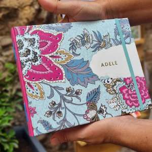 ✨ Album photo fait main ✨
Chaque carnet est unique, réalisé avec soin et passion dans mon atelier au cœur d’Antibes.
📖 Ici, le modèle "Maelys", fleuri et coloré – et surtout, entièrement personnalisable selon vos envies 🌸
Passez me voir ou envoyez-moi un message pour créer le vôtre sur mesure 💌

#faitmain #carnetpersonnalisé #antibes #papeterieartisanale #créationunique #carnet #faitavecamour
