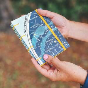 Promenade d'été.. 
Les plus beaux carnets sont ceux qui nous suivent partout.
Celui-ci est prêt à recueillir vos idées, vos croquis ou vos souvenirs de voyage. 🌿
Qu'est-ce que vous écririez sur la première page ?

#CarnetFaitMain #faitavecamour #constellations

Merci Janet la modèle !