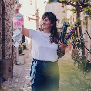 Aujourd’hui, c’est férié… et je travaille.
Mais la différence, c’est que maintenant je le fais avec un immense sourire 💕

Avant, les jours fériés avaient un goût amer. Travailler pendant que les autres se reposaient, c’était lourd, injuste, épuisant.
Aujourd’hui, c’est tout l’inverse.
Mon atelier, niché dans une petite ruelle pleine de lumière, est devenu mon refuge.
Je crée, je plie, je relie… et je me sens libre.

Ce métier m’a offert bien plus qu’une activité : il m’a offert une vie à mon image — libre, responsable et profondément joyeuse 🌸

Merci à celles et ceux qui soutiennent les artisans, les rêveurs, les passionnés.
Grâce à vous, nos mains continuent de donner vie à des histoires.

#artisanat #viedartisane #joiedetravailler #faitmainavecamour #libertécréative #pliereliure #viedereve #metierpassion #atelierfrançais

Photo: @bejoyfood