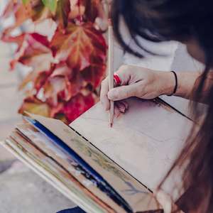 Il y a longtemps, un professeur de dessin – Alberto Breccia – m’a fait promettre de ne jamais arrêter de dessiner.
Et pourtant… durant une grande partie de ma jeunesse, j’ai presque brisé cette promesse. Absorbée par ma carrière de graphiste, collée à un écran, je me suis peu à peu éloignée du papier, des crayons, de ce geste simple qui me faisait tant de bien.

Mais le papier finit toujours par nous rappeler. Les aquarelles, les pigments, la texture des pages… tout revenait doucement frapper à ma porte.
Et le dernier élan, celui qui a tout relancé, c’est mon mari qui me l’a donné : en découvrant mes dessins, il m’a encouragée à continuer, à reprendre confiance, à renouer avec ce plaisir ancien.

Aujourd’hui, j’ai envie d’inviter chacun à retrouver un lien avec l’art — quel qu’il soit. À laisser ses mains créer, à laisser son esprit respirer. Parce qu’un simple geste créatif peut rallumer bien plus qu’on ne l’imagine. ✨🎨✏️

Photo: @bejoyfood 

#dessinfrance #dessiner #uskantibes #sketching #sketch #dessin #dessiner_drawing #drawing