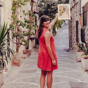 : : : La rue du Haut Castelet : : :
Il étais temps de dessiner la vue de tous les jours depuis ma fenêtre : ses fleurs, son pavé emblématique, sa montée infinie et ses maisons en pierre… Ça vous plaît ?
La collection illustrée est disponible en carnet A5, petit carnet, affiche et carte postale.
Photo : Elena Bogdan @bejoyfood