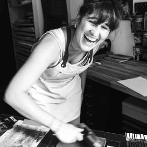 On me dit souvent que je blague ou que je rigole tout le temps… et c’est vrai 🤪🙈
Je ne conçois pas la vie autrement.
C’est peut-être aussi parce que je viens d’une région en Argentine : Córdoba, où l’humour est dans nos veines.
Comme pour tout le monde, la vie n’est pas toujours facile, mais au fil de mon histoire, le rire a toujours été mon refuge, ma façon d’avancer, ma manière de me relever.
Aujourd’hui, mon atelier me ressemble : un espace calme, joyeux et sincère.
J’aime ce que je fais… et naturellement, j’aime partager ça avec les autres, et les rendre heureux à ma façon. ✨

Merci chere copine @elenabogdan__ qui a capturé cette image !