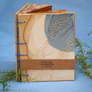 Ça sonne un peu arrogant mais je suis vraiment émerveillé de notre projet à 4 mains avec ma chère Laurène @atelier_jeannette 😍 Tout se fusionne tellement bien ensemble! Les couvertures toujours uniques et différentes matchent avec les pages teintées au café. La couleur du fils associée à la gamme de la couverture.. enfin je suis fan de cette collection ! Voici un livre d'or qui est parti pour un mariage mais le produit sera bientôt sur mon site web et vous pourrez commander cette objet d'art magnifique pour vos occasions spéciales !

#handmade #ceramic #ceramiqueartisanale #ceramicart #ceramiquevallauris #ceramiquefrancaise #ceramique #objetencéramique #ceramiquecontemporaine #ceramicslovers
