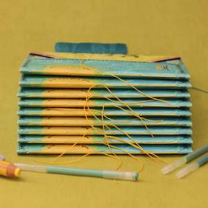 Carnet de voyage, carnet de vie 🌿✨

Ce projet est entièrement illustré par moi, inspiré par les couleurs, la lumière et l’ambiance de la ville d’Antibes 💙☀️

J’ai imaginé un carnet de notes à la fois beau et pratique :
un carnet enveloppe, conçu à partir d’une seule feuille pliée, qui crée à la fois des poches internes et son propre système de fermeture.

Un objet pensé pour accompagner les escapades, glisser des souvenirs, des cartes, des mots… 🗺️✍️

Compact, léger et multifonction, il est parfait pour les voyages — toujours prêt à capturer l’instant 🌼

#carnetdevoyage #illustration #faitmain #designpapier #antibes