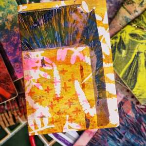 Les carnets souples #gelliprint !! Ça fait déjà longtemps je suis tombé amoureuse de cette technique qui a tout ce que j'aime ! La possibilité de jouer avec beaucoup des couleurs, la rapidité de processus, l'aspect pratique de la technique, les possibilités infinies pour varier et créer de nouveaux motif/illustrations.. franchement c'est addictif ! Si vous souhaitez que je vous partage mes connaissances autour du gelli printing vous pouvez prendre un rdv pour un atelier chez moi!

#gelprinting #gelliprints #gelliarts #gelliplate #gelliplateprinting #gelliplateprint #monoprinting #carnets