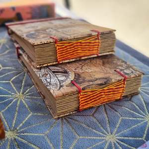 Carnets reliés à la main, pièce par pièce.
Disponibles en petite série ✨

📩 Infos & commandes en DM ou a travers mon site web pliereliure.com 

#pliereliure #carnetfaitmain #reliureartisanale #artisanat #papeterie