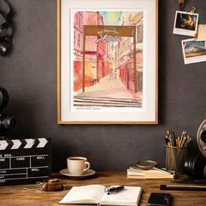 Une rue, mille histoires...
Le cinéma a toujours été bien plus qu’une passion pour moi — c’est un fil invisible qui a guidé beaucoup de choses dans ma vie. C’est lui qui m’a donné envie d’apprendre le français, et même, d’une certaine manière, de rencontrer mon mari 🎬

Chaque année, on retourne au Festival de cinéma de Cannes. On fait partie de ces fous qui enchaînent près de 50 films en 10 jours, de 8h du matin jusqu’à 2h du matin. Épuisés, mais heureux.

Parce que Cannes, pour moi, c’est ça : une sorte de magie dans l’air, quelque chose d’indescriptible qui flotte partout.

La rue Meynadier, avec son atmosphère un peu mystérieuse, en fait partie… comme si elle gardait toutes ces histoires de films et de rencontres.

Ce dessin est un hommage à tout ça — au cinéma, à Cannes, et à cette passion qui me suit partout ✨

#festivaldecannes #cannesfilmfestival #cinemaaddict #cinephile #artinspiration