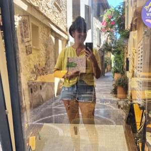 ✨ Une photo, tout un univers ✨
Mon reflet, mon atelier, la rue qui l’entoure, mes dessins, mes carnets…
Tout ce que je crée prend vie ici, entre pierres anciennes et lumière du Sud.
Bienvenue dans mon monde 🌿📓💛

#atelierdartiste #faitmain #carnetartisanal #carnetcreateur #slowmade #artisane #antibes #dessin #carnetunique #refletdecréation
