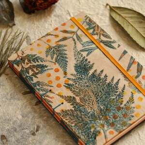 Souvent on me demande si le motif est imprimé à partir d'une illustration.

Non 😊

Ce sont de vraies plantes posées directement sur la plaque de gelli printing.

C'est probablement pour ça que j'aime autant cette technique : elle garde toujours quelque chose d'un peu vivant.

#gelliprints #gelliprinting #gelliplateprinting #creativite #carnetfaitmain