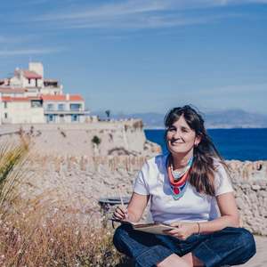 Un moment tout simple, mais qui me ressemble.
Je dessine un oiseaux sur mon carnet, assise au soleil, dans cette ville où je marche tous les jours, entre l’atelier et la mer.
Il y a dans mon regard un mélange de joie tranquille… et un brin de nostalgie.
Merci à Elena Bogdan d’avoir capté ça, sans que j’aie besoin de le dire.
(Première photo que je partage du magnifique travail de @bejoyfood )
#Pliereliure #CarnetsFaitsMain #VieDeCréatrice #CôteDAzur #PortraitAuthentique #antibes🇫🇷 #antibesfrance