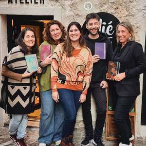 ✨ Retour en images sur la fin de l’année 2025 ✨

Un carrousel pour partager avec vous quelques moments précieux des ateliers créatifs que je donne dans ma boutique-atelier.
Ces instants où le temps ralentit, où les mains s’activent, où les idées prennent forme… et où les rencontres font toute la magie 💛

J’adore animer ces ateliers : le contact humain, apprendre à vous connaître (oui, je pose beaucoup de questions 😄), échanger autour du papier, des techniques, des inspirations.
Et surtout… voir vos visages s’illuminer quand la création est terminée ✨ Ce moment-là n’a pas de prix.

Chaque atelier est une parenthèse créative, un espace de partage et de transmission.
On vient pour apprendre un savoir-faire, on repart avec une création unique… et souvent avec bien plus que ça. Car ces ateliers sont un apprentissage mutuel, nourri par vos idées, vos gestes, votre sensibilité.

Merci à toutes celles et ceux qui sont passés par l’atelier cette année 💫
Si vous avez envie de vivre l’expérience, de créer de vos mains et de partager un moment convivial, les prochains ateliers vous attendent.

🗓️ Inscriptions
→ via Wecandoo
→ ou en me contactant directement
🌐 Plus d’infos sur pliereliure.com

À très bientôt autour d’une table, de papier et de belles créations ✂️📖✨

#ateliercreatif
#faitmain
#artisanatfrancais
#creationartistique
#experiencecreative