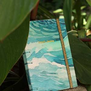 Ce carnet, je l’ai imaginé en pensant aux lumières de la Méditerranée,
à ces fins d’après-midi où tout devient or et turquoise…
Le "French Riviera", c’est un petit bout d’été à garder tout près de soi.
Je ne m’attendais pas à ce que vous l’aimiez autant.
Merci pour votre soutien, vos mots doux, vos partages.
Vous rendez cette aventure si belle 💛🌊

#Merci #CarnetFrenchRiviera #PapeterieAvecAmour #CréationPersonnelle #SouvenirsDété