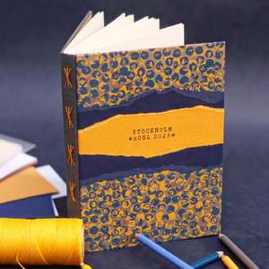 Nouvelle création : un carnet inspiré des teintes hivernales de Stockholm.
Cette pièce est une commande sur mesure, imaginée avec @virginia_akuarela qui souhaitait célébrer les couleurs du drapeau suédois.
Bleu nuit, jaune éclatant, motifs texturés et fils assortis…
Un carnet unique, pensé à quatre mains, pour accompagner son voyage 2025.
💛💙
#CarnetArtisanal #Bookbinding #ReliureCréative PlierEliure SurMesure
