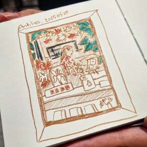 @shen.gxi se baladait dans le viel antibes, c'était vers 20h et je travaillais encore dans l'atelier.  Elle m'a demandé si elle pouvait dessiner ma vitrine et après très gentiment elle est venue m'offrir son dessin. Elle voulait absolument que je le garde car pour elle dessiner est juste une excuse pour rencontrer des gens ❤️🫶🏼

Merci beaucoup !!!