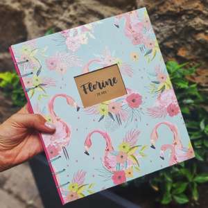 Un livre d’or pour les 30 ans de Florine 🦩

J’aime l’idée que dans quelques années, elle pourra rouvrir ce livre et relire les mots laissés par ses proches ce jour-là. Des petits mots, des souvenirs, parfois des blagues… des traces simples mais précieuses d’un moment partagé.

Celui-ci a été relié à la main et personnalisé pour l’occasion. Chaque livre est unique, parce que chaque histoire l’est aussi.

Si tu prépares un anniversaire, un mariage ou un autre moment important, je réalise aussi des **livres d’or personnalisés**.

Tu peux les commander directement sur mon site :
pliereliure.com ✨

#livredor #reliureartisanale #faitmain #souvenirs #artisanat