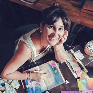 Coucou !
Une petite présentation pour tous les nouveaux abonnés 💫

Je suis une fille argentine arrivée en France en 2018… par amour 💕
J’ai un atelier/boutique à Antibes où je crée des carnets et des objets autour du papier.

Je bois du maté avec mon chéri presque tous les jours. J’ai beaucoup voyagé pendant des années, et aujourd’hui je suis maman d’une petite fille de 4 ans et belle-maman d’un garçon de 11 ans que j’aime jusqu’à l’infini.

Avec mon chéri, on est très cinéphiles — on est d’ailleurs tombés amoureux en parlant de cinéma (surtout de Darín 🎬).

Je suis une culo inquieto : je ne m’arrête jamais, j’adore bouger, tester de nouvelles choses et lancer des projets.

J’aime les puzzles, Mark Ruffalo, le Mantecol, L’Arabe du futur, les empanadas et les rivières de Córdoba.

Je fais souvent des blagues, j’adore le contact humain, je suis très sensible et un peu nostalgique par nature 💛

#presentation #presentationday #presentacion #mepresento #cestmoiquilaifait #craftwomen #craftwork #businessowner #artesanal #artesana

Photo Elena Bogdan @bejoyfood