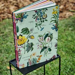 ✨ Carnet botanique fait main 🌿
Chaque exemplaire est unique, relié avec soin et inspiré par la nature.
Parfait pour le journaling, les croquis, les idées ou à offrir en cadeau 🌸💌

Tu aimes la papeterie artisanale ? Enregistre ce post 💾 ou partage-le avec un(e) ami(e) qui adore écrire 🖋️
Disponible à la vente – envoie-moi un message pour commander 💬

#CarnetFaitMain #PapeterieCréative #CarnetArtisanal #JournalingFr #IdéeCadeauOriginal #CréatriceFrançaise #ObjetsPoétiques #InspirationNature #ArtisanatFrançais #SlowPapeterie