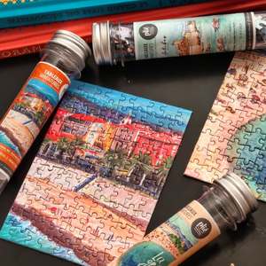 🧩 Nouveau à l’atelier !

Mes illustrations deviennent… des mini puzzles ✨

Après les cartes postales, affiches et magnets, mes dessins arrivent maintenant dans un nouveau petit format à assembler.

Il y a 5 illustrations disponibles :
☀️ 2 dessins de Nice
🌿 3 dessins d’Antibes, dont celui de la rue où se trouve l’atelier.

Ils sont petits, légers et faciles à glisser dans une valise, parfaits comme souvenir…
mais ne vous fiez pas à leur taille : ce sont de vrais puzzles à faire ! 🧠🧩

Une nouvelle façon de redécouvrir mes illustrations, pièce par pièce.

Disponibles dès maintenant à l’atelier ✨ et sur mon site web.

#minipuzzle #puzzle #puzzleillustré #illustrationenpuzzle #petitpuzzle