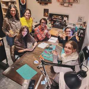 : : : L E S  A T E L I E R S : : :
Je vais vous raconter comment ça se passe les ateliers chez moi. D'abord je me présente, je vous raconte ce qu'on va faire, souvent je bois du mate pendant les 2h 😅🧉, souvent il y a de la musique de fond pour les moments créatifs, on peut suivre un rythme doux ou très dynamique selon le groupe, des fois on se raconte un peu nos vies 🤭, des fois ça naît une amitié, beaucoup des fois les gens se rendent compte qu'ils peuvent créer et cela c'est magique ! On s'amuse, on rigole et on apprend que dans l'art la perfection n'existe pas.

#ateliercreatif #atelieranimation #animationpourenfants #animation #ateliersdartistes #workshop #workshops #creativeworkshop