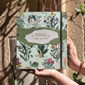 Un carnet d’aquarelle avec une petite touche personnelle 🌿
La cliente a choisi ce joli papier à motif botanique et le titre qu’elle souhaitait : Aquarelles botaniques – Green Lab Art.
Je l’ai ensuite réalisé à la main, au tampon, pour donner au carnet son petit côté unique.
J’aime beaucoup quand vous me laissez créer ces petits détails avec vous 🤍
#carnetaquarelle #carnetfaitmain #reliureartisanale #papeterieartisanale #antibes 

@lesillustrationsdecami