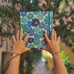 Commande sur mesure pour une passionnée de collage. 💙
Des pages prêtes à accueillir découpes, images, souvenirs et inspirations.
Et cette couverture fleurie... impossible de ne pas lui offrir quelques photos au milieu des fleurs avant son départ. 🌸✨
#pliereliure #reliureartisanale #carnetartisanal #papeterieartisanale #collageart 

Merci @fanny.male pour tes belles mains 🙌🏼